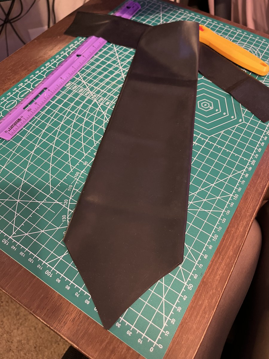 FayeGynomede's tweet image. everyone's asleep, time to post pics of a diy latex project i'm doing right now 👩🔬