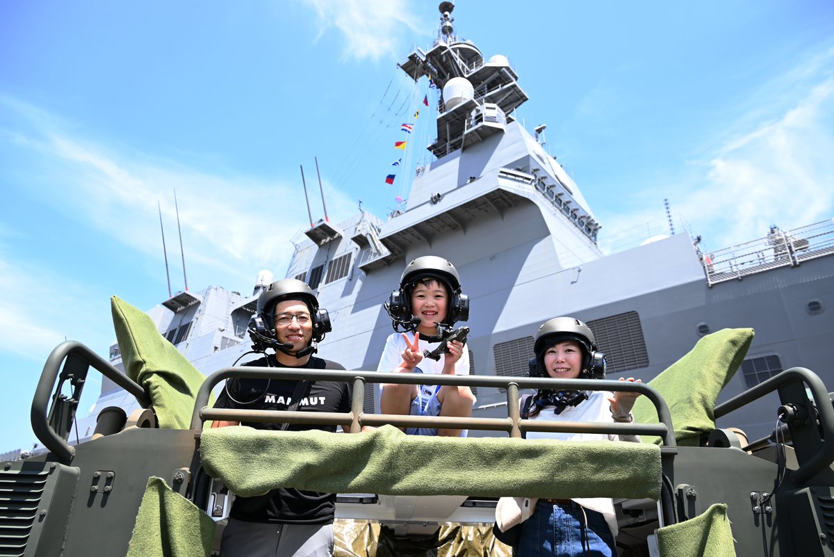 TagajoGSDFpr's tweet image. 第22即応機動連隊 は7月11日(金)~14日(月)に仙台港高松埠頭で行われた「艦艇広報」に協力しました。第22即応機動連隊保有の車両や装備品を展示し、来場された皆さまにご覧いただきました。