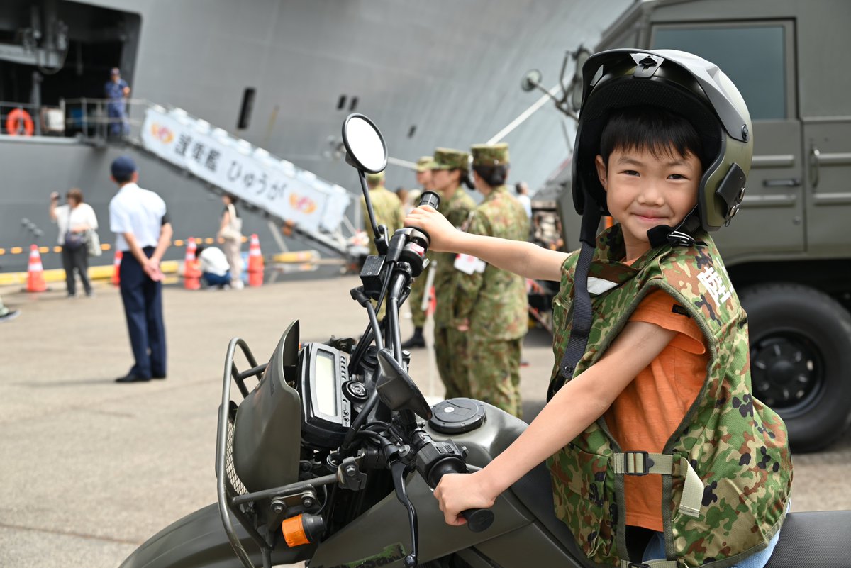 TagajoGSDFpr's tweet image. 第22即応機動連隊 は7月11日(金)~14日(月)に仙台港高松埠頭で行われた「艦艇広報」に協力しました。第22即応機動連隊保有の車両や装備品を展示し、来場された皆さまにご覧いただきました。