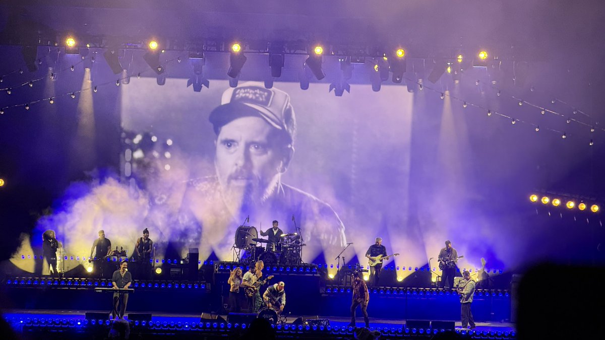 dillondavis3's tweet image. The cast of Ted Lasso making an appearance at the Mumford & Sons concert in Kansas City tonight!