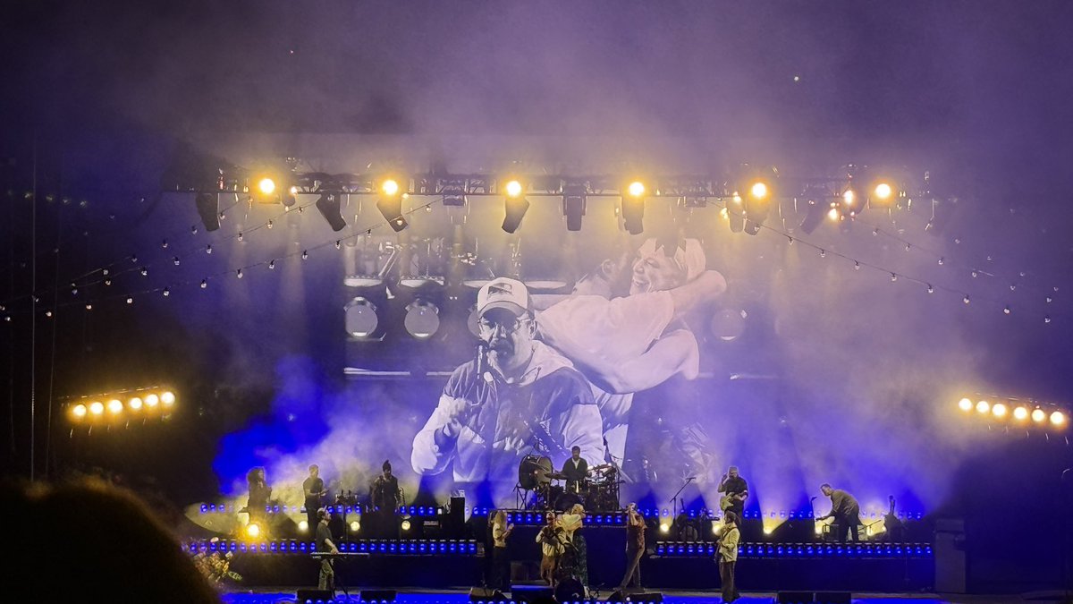 dillondavis3's tweet image. The cast of Ted Lasso making an appearance at the Mumford & Sons concert in Kansas City tonight!