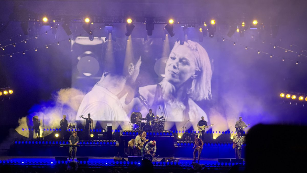 dillondavis3's tweet image. The cast of Ted Lasso making an appearance at the Mumford & Sons concert in Kansas City tonight!