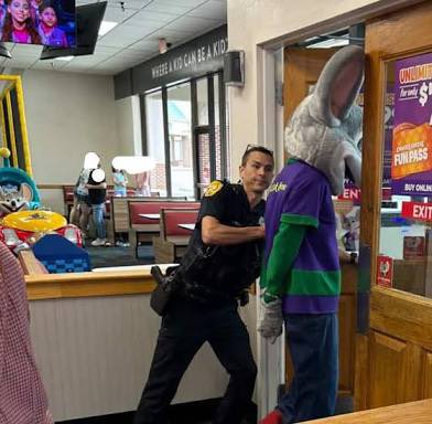 TheCUSACentel's tweet photo. #BREAKING🚨: Former Liberty University and now Colorado quarterback Kaiden Salter has been arrested during his shift at Chuck E. Cheese on charges of credit card fraud. @07ksalt
#GoFlames #FlamesUp #RiseWithUs #GoBuffs #Boulder #CFB
Per (@No3sports) https://t.co/WCmzUkwBAj