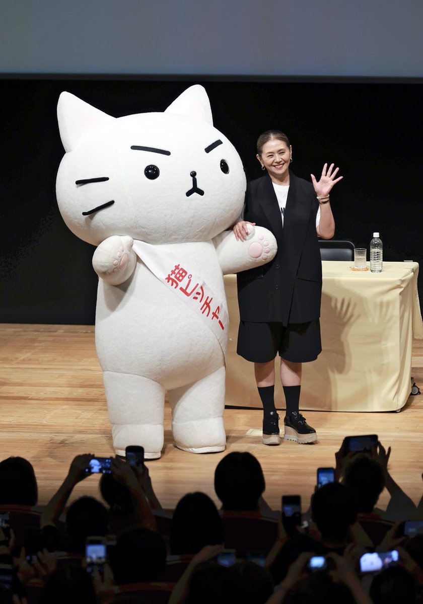 nekop_staff's tweet image. /
ミー太郎、小泉今日子さんと写真撮影📷😻
\
小泉さんと読売新聞オンラインの猫学(ニャンコロジー)がコラボした「小泉今日子×ニャンコロジー 猫学フォーラムSpecial」(読売新聞社主催)が24日夜、東京都内で開かれました。
写真撮影、お客様のお出迎えなど大活躍のミー太郎!
#猫ピッチャー