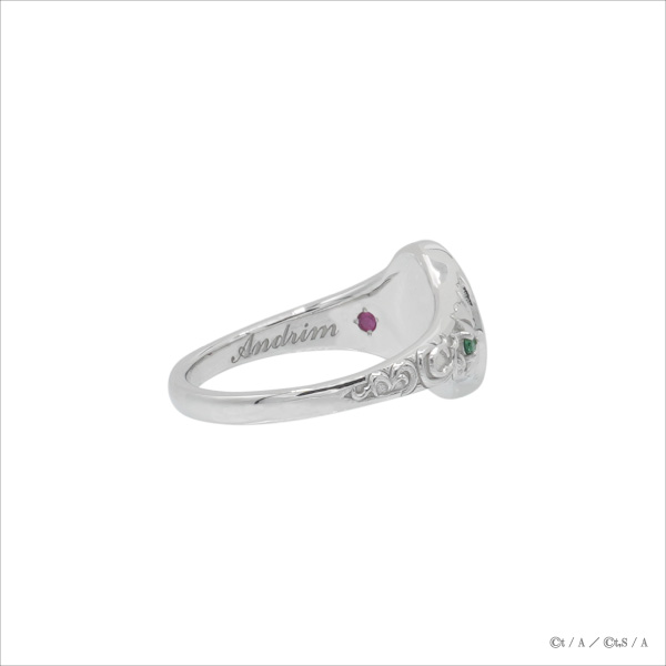ETERNO_RECIT's tweet image. #毒を喰らわば皿まで
アスバル家の家紋が刻印されたシグネットリングとジュエリーケースのセット。
リングアームにはアンドリムイメージのトリカブトの花のレリーフが、内側には名前の刻印の他、誕生石のルビーも埋め込まれたプレミアムなリングとなっています。
shop.eternorecit.shop/shopdetail/000…
#毒くら