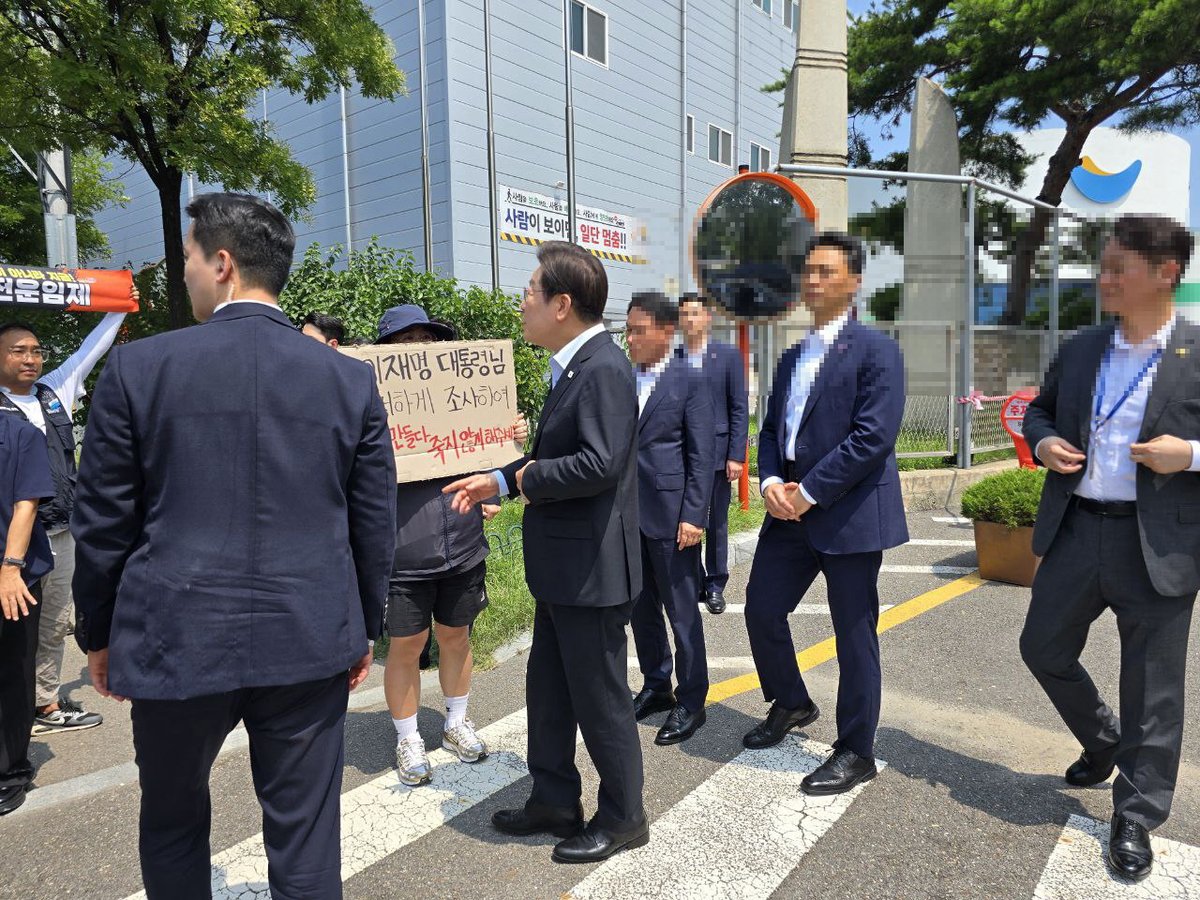 이재명 대통령이 산재사망 사업장 SPC 삼립을 방문했습니다

파리바게뜨지회의 "이재명 대통령님 철저하게 조사하여 빵 만들다 죽지 않게 해주세요"라는 부탁에
SPC 삼립을 떠나던 이재명 대통령이 고개를 끄덕이며 "알겠습니다"라고 화답했습니다