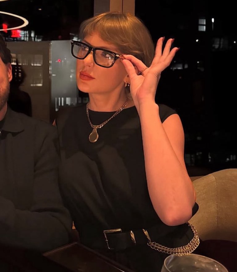 hushmirrorball's tweet image. no because glasses just look so good on people, more glasses propaganda pls, more glasses characters in movies being pretty and hot and absolute bosses like this PLEASE
