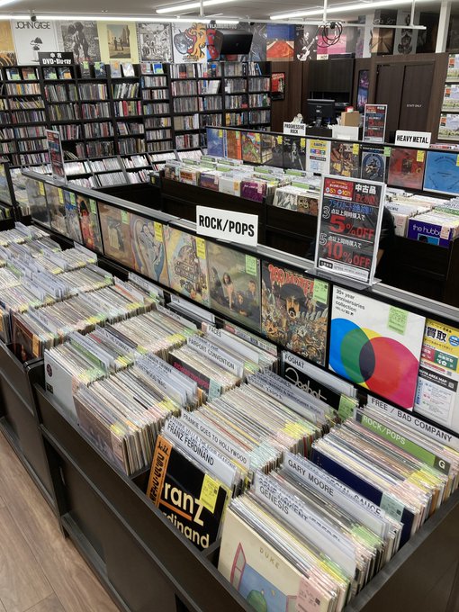 dp2_diskunion's tweet image. 7/25(金) 本日も元気に開店しました‼️
本日は、1日限定 渋谷・下北沢6店舗合同まとめ買いセール✨
なんと…!中古品全色対象⚡️3点以上 お買い上げで 5% 🈹5点以上 お買い上げで 10% 🈹
というめちゃくちゃにお得なセールとなってます💥
もちろん、今月のセールなども対象🤤
是非利用ください👍