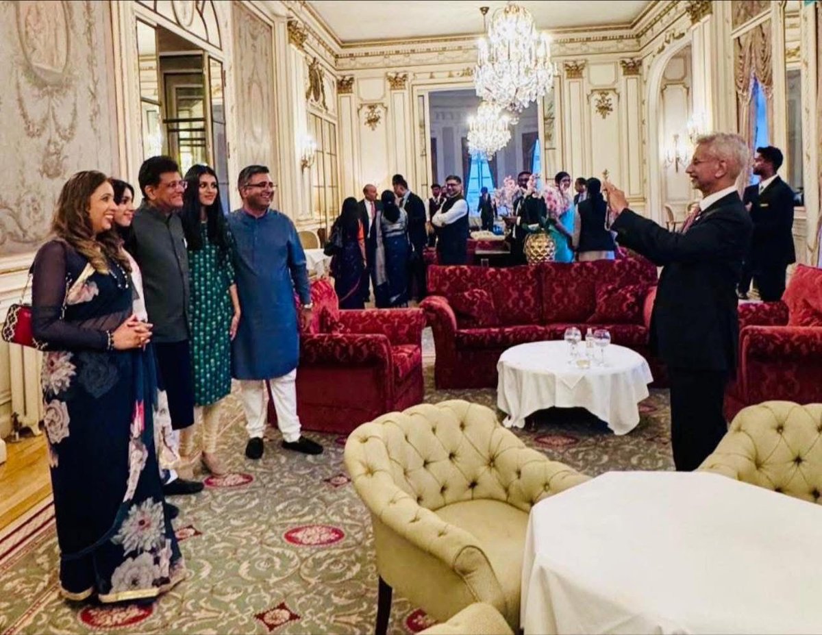 wokeflix_'s tweet image. How do you even ask an EAM to click a picture for you ? 🧐🧐🧐🧐🧐