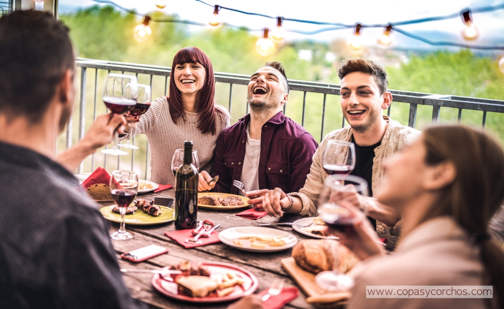 Prende el asador y disfruta de un encuentro entre amigos y vino
copasycorchos.com/2025/07/prende…