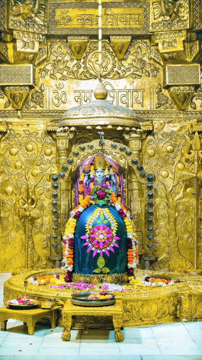 bhikhubhaidbjp's tweet image. ॐ तत्पुरुषाय विद्महे महादेवाय धीमहि।
तन्नो रुद्रः प्रचोदयात्॥
પવિત્ર શ્રાવણ માસનાં પ્રારંભ નિમિત્તે આપને ખૂબ ખૂબ શુભકામનાઓ.
ભગવાન સોમનાથ બધા પર પોતાના આશીર્વાદ રાખે, અને આપણને એટલી શક્તિ અને સામર્થ્ય આપે કે આપણે હંમેશા આપણા દેશ અને સમાજના ભલા માટે કાર્ય કરતા રહીએ.
હર હર મહાદેવ