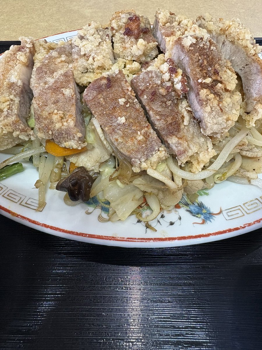 HowStupid666's tweet photo. ３回目の来訪の中華料理屋にて
肉肉野菜炒めを頼んだら想像を越える肉肉野菜が来てびっくりしたていうハナシ https://t.co/KRn9Tuyxw9