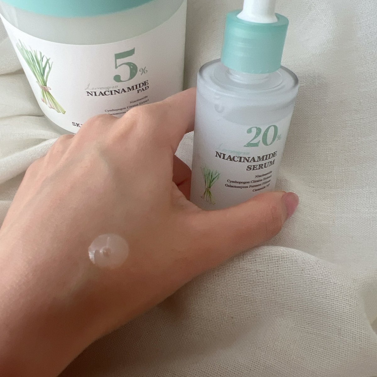 OLchandayo___'s tweet image. SKINFOODのレモングラスナイアシンアミド20%セラムと5%パッドは、敏感肌、過剰な皮脂、水分不足、油分による肌悩みがある方にオススメ🌿…
