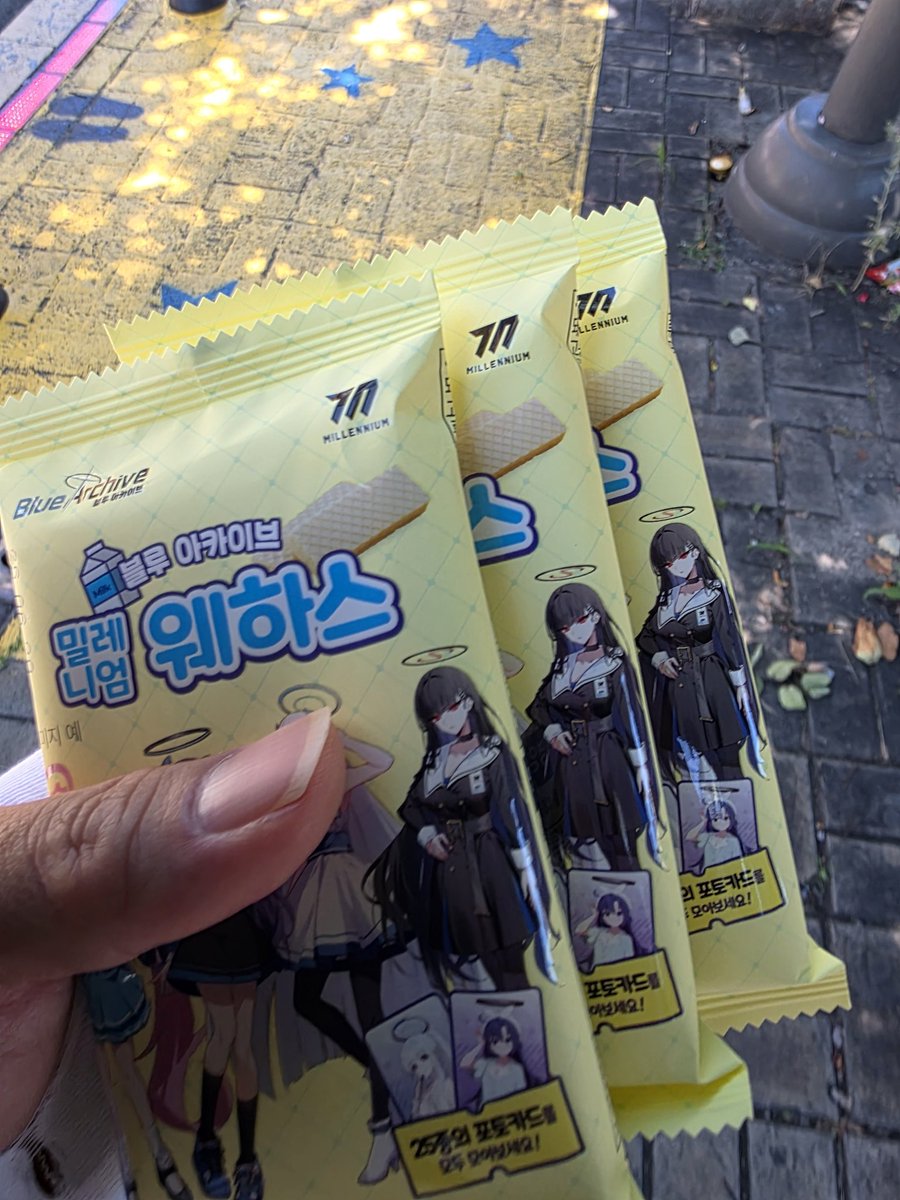 FigureAtelier's tweet image. 앗 카드는 종이....
반다이쪽은 플라스틱 카드