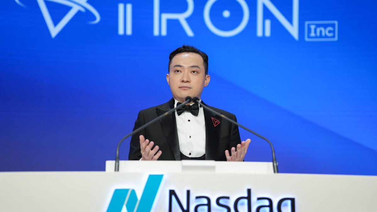 BlockTempo's tweet image. 📈 TRON 正式掛牌:JustLend、SUNio 價值進入估值模型,鏈上應用走進華爾街
Tron Inc. 現已正式以新名稱在納斯達克掛牌上市,股票代號為 $TRON ,成為首家結合區塊鏈金庫策略的上市公司之一。自 2017 年孫宇晨創辦波場 TRON 以來,沒有人預料到八年後能夠登上納斯達克。
TRON 生態內的各大協議,例如…