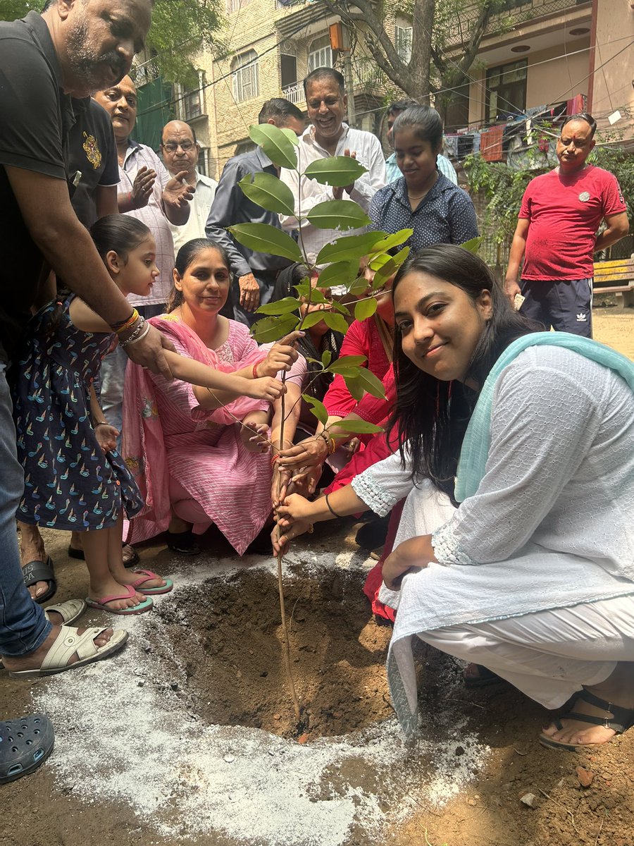 Eeshna_Gupta's tweet image. माननीय पार्षद @ashuthakuraap जी और Greater Kailash विधानसभा के साथियों के साथ वृक्षारोपण अभियान में भाग लिया और मिलकर पौधे लगाए।यह अभियान पर्यावरण संरक्षण और हरियाली बढ़ाने की दिशा में एक महत्वपूर्ण कदम है।