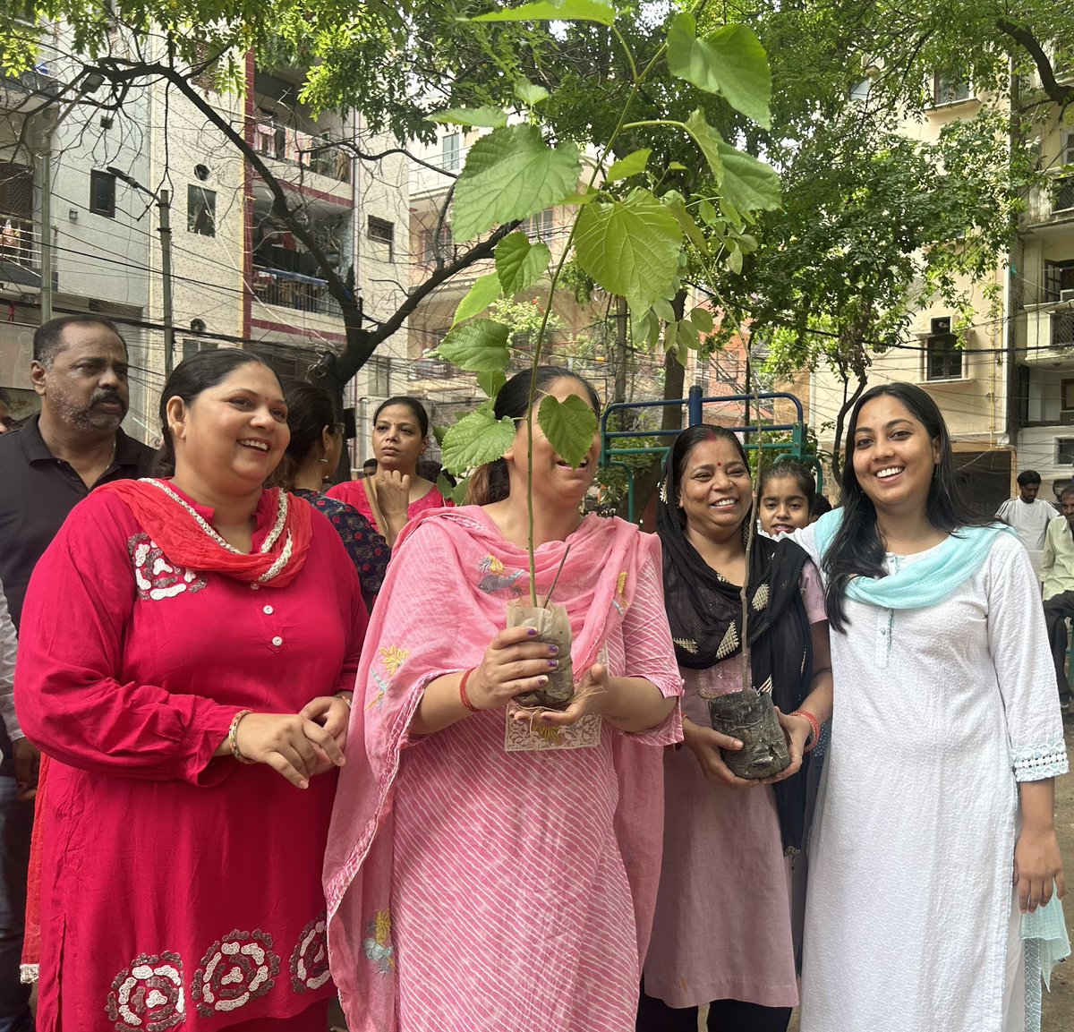 Eeshna_Gupta's tweet image. माननीय पार्षद @ashuthakuraap जी और Greater Kailash विधानसभा के साथियों के साथ वृक्षारोपण अभियान में भाग लिया और मिलकर पौधे लगाए।यह अभियान पर्यावरण संरक्षण और हरियाली बढ़ाने की दिशा में एक महत्वपूर्ण कदम है।
