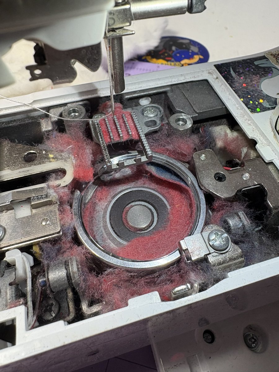 ThimblesThread's tweet image. Reminder to all my friends who sew
👏CLEAN YOUR MACHINE REGULARLY👏