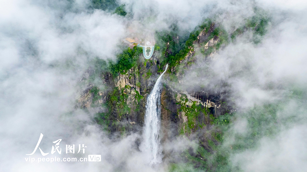 PDChinaLife's tweet image. Daixian Waterfall cascades like silver ribbons from the sky at Shiniu Mountain Scenic Area in Dehua County, southeast China’s Fujian Province, offering a stunning display of nature’s power and beauty.