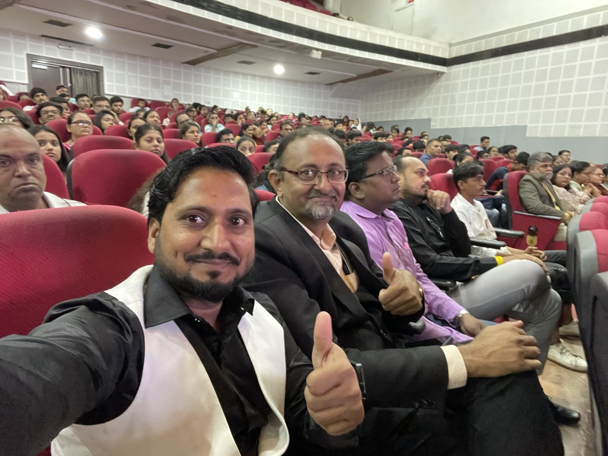 mrrozaddin's tweet photo. सम्मान लेने से ज़्यादा, सम्मान देने में मज़ा आता है।
और जब हमारी टीम/छात्र सम्मानित हों, तो गर्व दोगुना हो जाता है।

#DigitalMarketingStudents #GraphicDesigners #AhmedabadEducationGroup #JainiShah #DigitalSuccess #CreativityWins #DigitalIndia #mrrozaddin #rozaddinshah https://t.co/k59ZOhSwwd