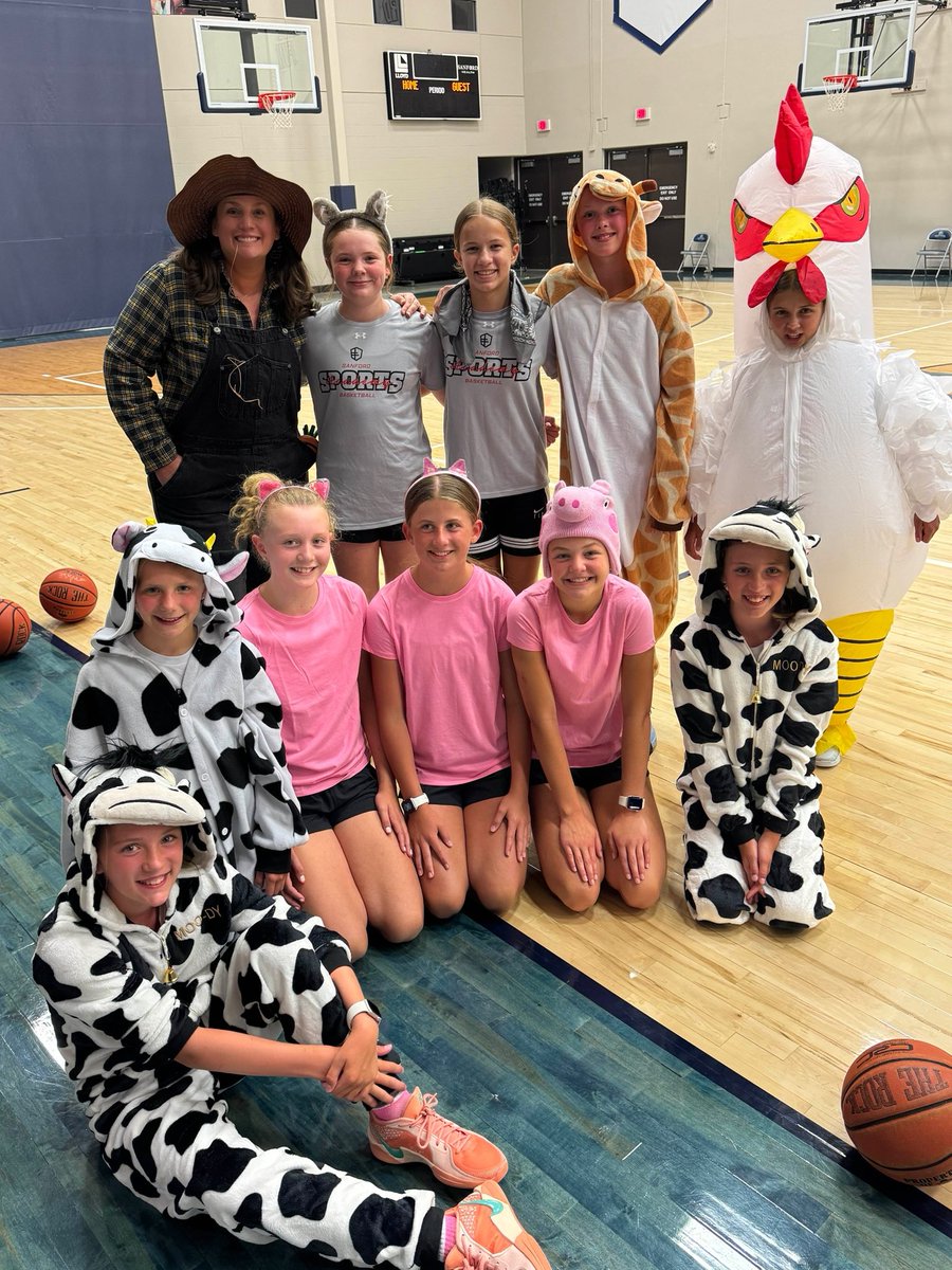 ssahoopsteams's tweet image. 1️⃣1️⃣U Black ⚫️ had a blast with their last practice of the SZN‼️
Just a farmer and her animals!!! 🐄 🐖
#SanfordSports | #StrongerTogether