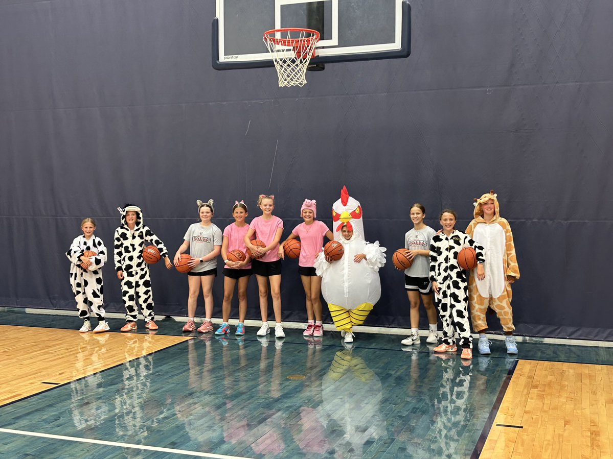 ssahoopsteams's tweet image. 1️⃣1️⃣U Black ⚫️ had a blast with their last practice of the SZN‼️
Just a farmer and her animals!!! 🐄 🐖
#SanfordSports | #StrongerTogether
