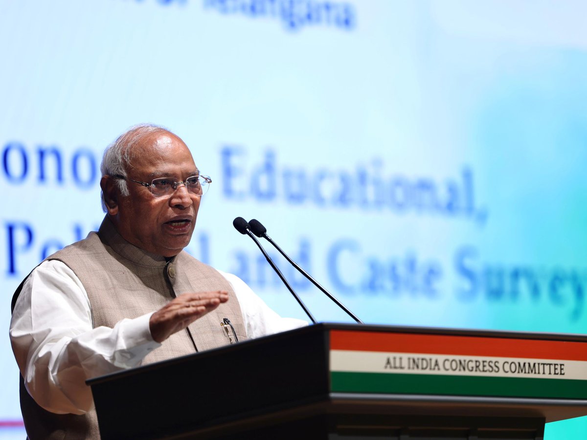 NeerajDangiINC's tweet image. कांग्रेस अध्यक्ष श्री @kharge जी, नेता प्रतिपक्ष श्री @RahulGandhi जी, संगठन महासचिव श्री @kcvenugopalmp जी, तेलंगाना मुख्यमंत्री श्री @revanth_anumula जी के नेतृत्व में एआईसीसी मुख्यालय इंदिरा भवन में आयोजित तेलंगाना जातिगत जनगणना कार्यक्रम में भाग लिया।
@INCIndia #जातिगत_जनगणना