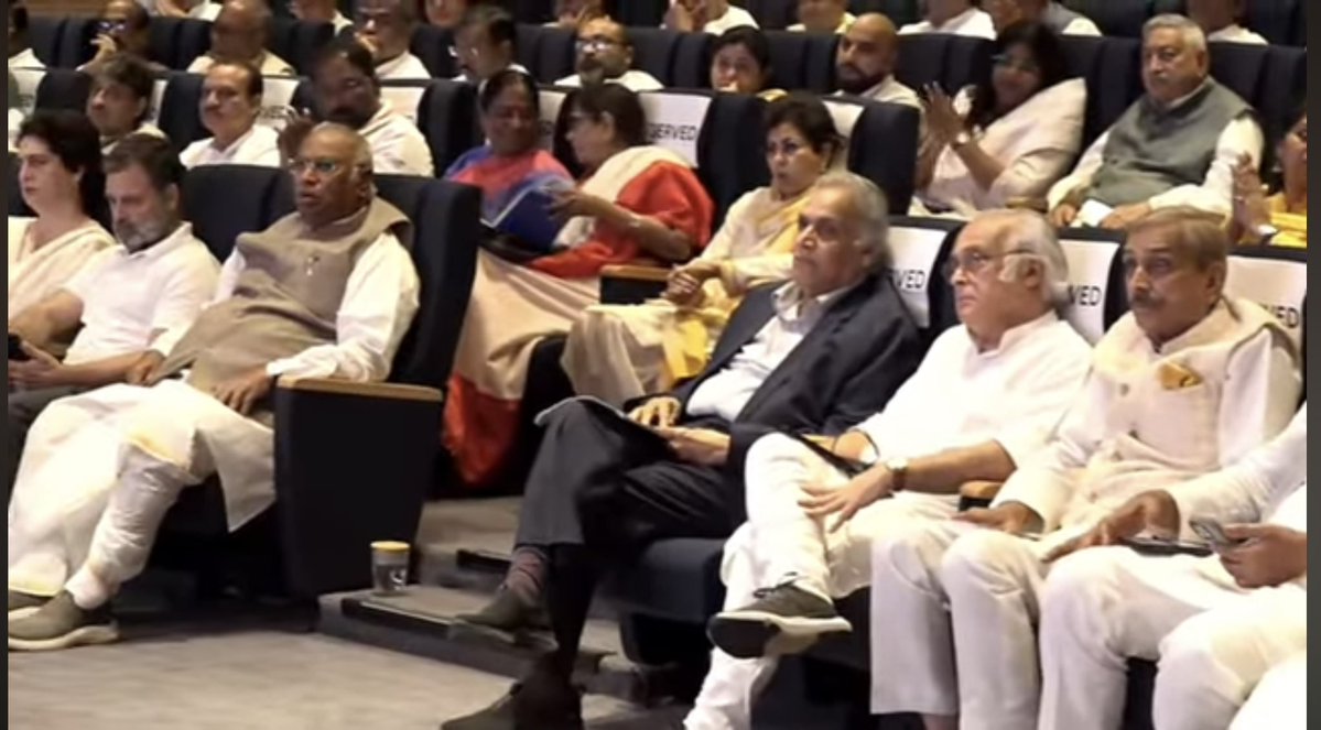 NeerajDangiINC's tweet image. कांग्रेस अध्यक्ष श्री @kharge जी, नेता प्रतिपक्ष श्री @RahulGandhi जी, संगठन महासचिव श्री @kcvenugopalmp जी, तेलंगाना मुख्यमंत्री श्री @revanth_anumula जी के नेतृत्व में एआईसीसी मुख्यालय इंदिरा भवन में आयोजित तेलंगाना जातिगत जनगणना कार्यक्रम में भाग लिया।
@INCIndia #जातिगत_जनगणना