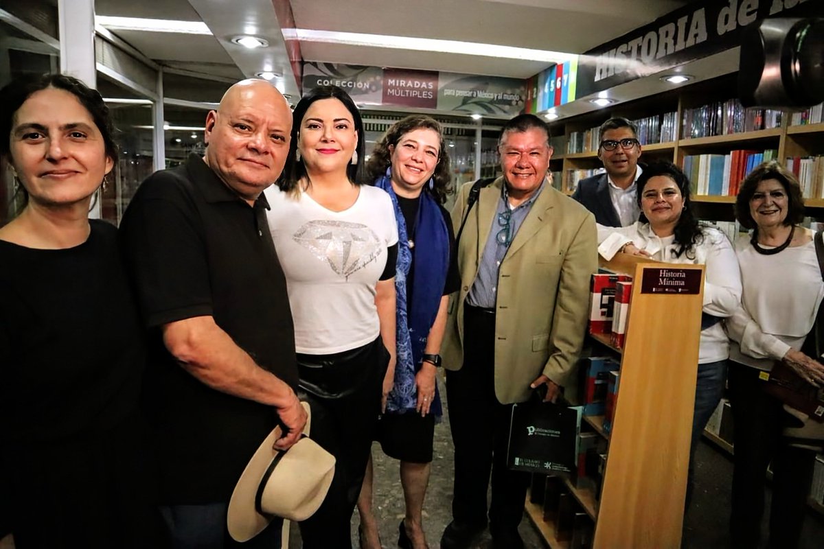 La prensa cultural siempre presente en los mejores eventos. Abre <a href="/elcolmex/">El Colegio de México</a> librería en el Pasaje Zócalo Pino Suárez del <a href="/MetroCDMX/">MetroCDMX</a> #CDMX <a href="/migueldlacruz/">migueldelacruz</a> <a href="/OnceNoticiasTV/">Once Noticias</a> #GabrielaSaid #AlfredoOrtiz #RadioMexiquense <a href="/Ssaucedo5050/">Silvia Giorguli</a>
 @Rmcamposvazquez ET AL