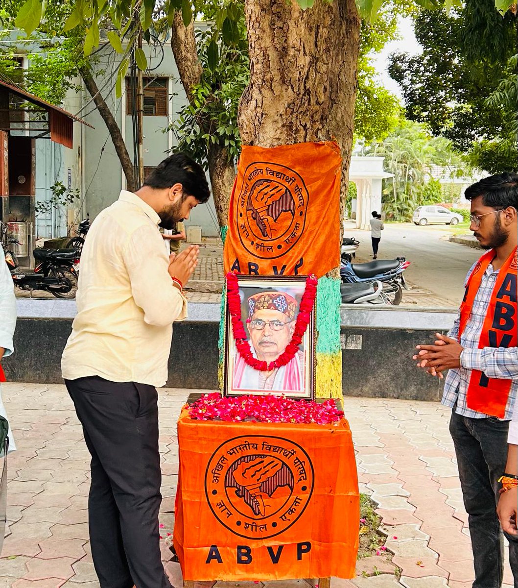 ABVPVoice's tweet image. काशी प्रांत में वाराणसी महानगर के कार्यकर्ताओं द्वारा अभाविप के पूर्व अखिल भारतीय संगठन मंत्री पूज्य मदन दास देवी जी की पुण्यतिथि के अवसर पर श्रद्धासुमन अर्पित कर उन्हें याद किया गया।