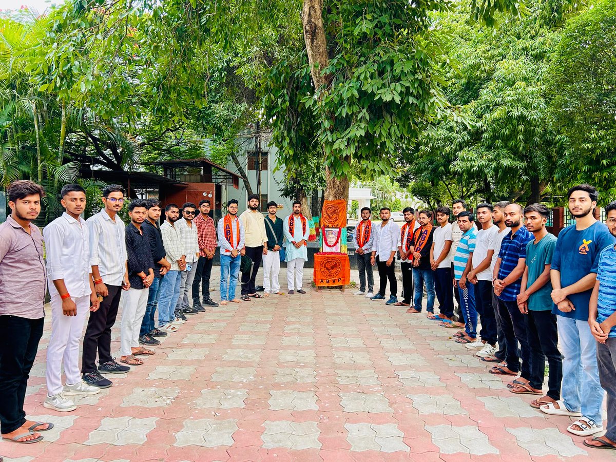 ABVPVoice's tweet image. काशी प्रांत में वाराणसी महानगर के कार्यकर्ताओं द्वारा अभाविप के पूर्व अखिल भारतीय संगठन मंत्री पूज्य मदन दास देवी जी की पुण्यतिथि के अवसर पर श्रद्धासुमन अर्पित कर उन्हें याद किया गया।