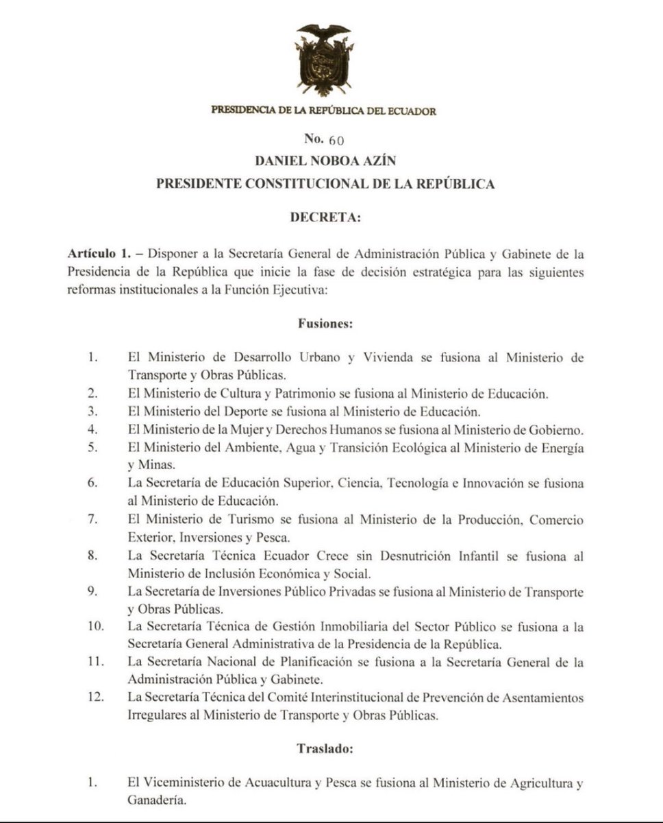alexagacebo's tweet photo. Acusar sin pruebas a 5.000 servidores públicos de boicotear la gestion de Noboa no es liderazgo, es seguir con el discurso de odio.

El Decreto Ejecutivo No. 60 de Daniel Noboa no es una simple medida administrativa.
Es un golpe a la institucionalidad pública, dictado por los recortes que exige el FMI:
👉 Ecuador debe reducir $5600 millones del gasto hasta 2028.

1.¿Quién paga el costo? 👇
El decreto fusiona 14 instituciones del Ejecutivo y traslada otras, sin evaluación técnica, ni análisis de impacto.
No hay estudios financieros, sociales ni laborales.
Es una orden política para achicar el Estado, no para hacerlo más eficiente.

Ya lo vivimos en 2021:
📉 Aumento del desempleo y subempleo
📉 Debilitamiento de servicios públicos
📉 Más burocracia oculta y descoordinación
📉 Pérdida de capacidades institucionales

Hoy el desempleo y subempleo supera los 2 millones de personas.

2.¿Quiénes pierden con estas fusiones?
👩‍🎓 Juventud, al diluir la educación superior
🎭 Cultura, al desaparecer como ministerio
🌱 Naturaleza, al debilitar el Ministerio del Ambiente, y de ello beneficiar a ciertos intereses. 
👩‍🦰 Mujeres, al fusionar su ministerio con Gobierno que no cumple con sus funciones 
🎣 Turismo y pesca, al ser absorbidos por carteras sin enfoque sectorial.

Nos dicen que es para ahorrar.
3.¿Ahorrar para quién?
No hay eficiencia sin planificación.
Las fusiones cuestan: despidos, reubicaciones, reestructuras, pérdida de expertos, vacíos legales.
No se está optimizando el Estado. Se lo está desmontando.

4.¿Por qué se hace esto?
Porque Ecuador debe cumplir con las recetas neoliberales del FMI, firmados por este y gobiernos anteriores.
$5600 millones MENOS para el Estado significa:
❌ menos derechos
❌ menos servicios
❌ más desigualdad

El decreto destruye instituciones clave.
La Secretaría de Planificación desaparece.
Se borra la política pública con enfoque de género.
Se debilitan funciones técnicas y se concentra el poder en manos de pocos.

Este no es un plan de modernización.
Es una imposición fiscal disfrazada de “eficiencia”.
El Estado se convierte en gestor de austeridad y no en garante de derechos.

La historia es clara:
Reducir el Estado no trae desarrollo.
Trae abandono estatal, informalidad, violencia, migración forzada.
El pueblo no necesita menos Estado, necesita mejor Estado.