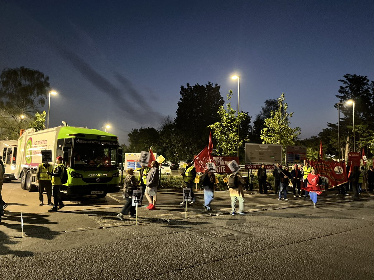 demandchange25's tweet image. BREAKING Pickets have stopped the trucks leaving the yard this morning at Perry Barr depot. Agency staff have seen the picket line and turned around and left!
Victory to the Birmingham bin strikers!
#solidarity @strike_map