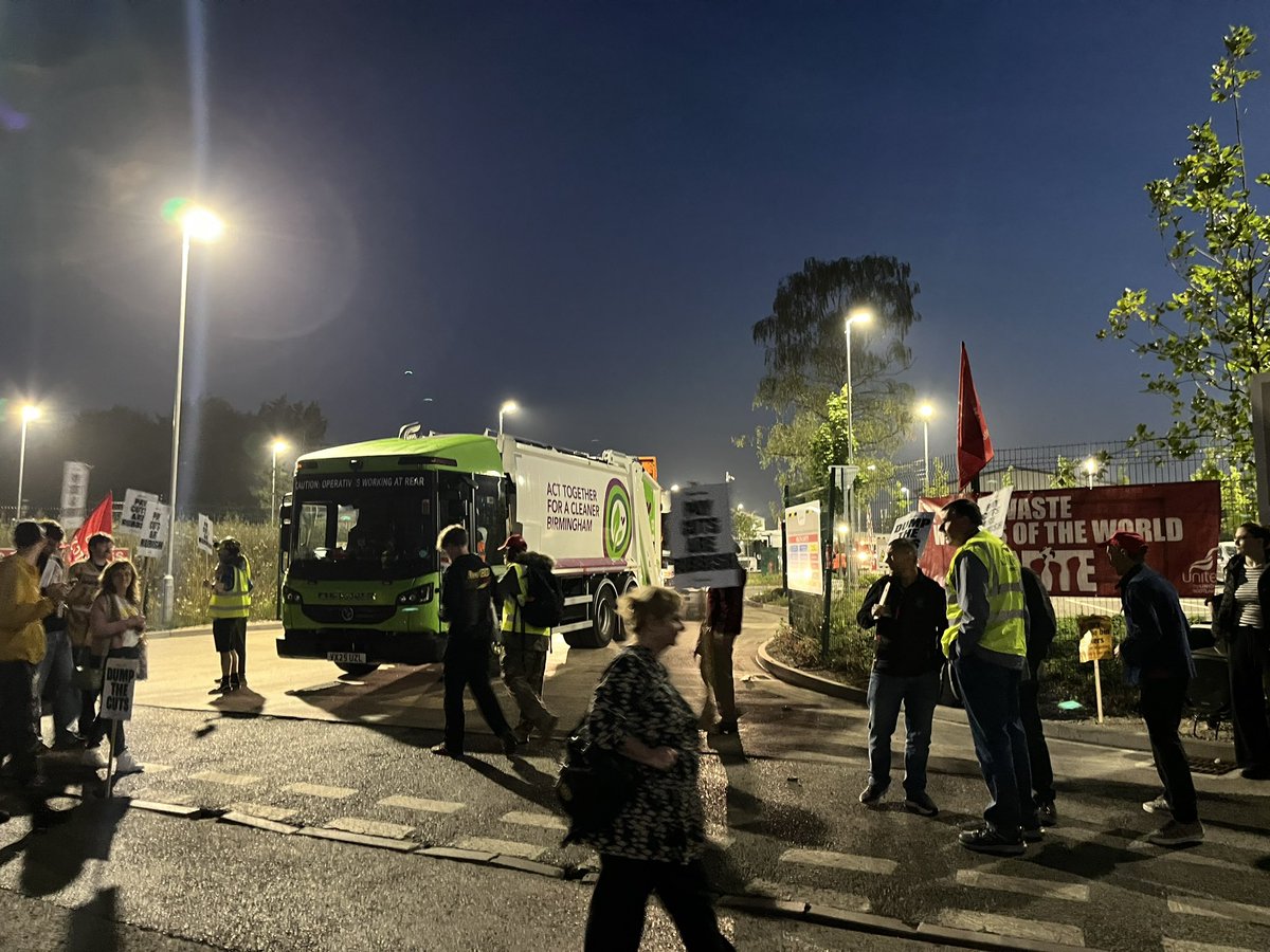 demandchange25's tweet image. BREAKING Pickets have stopped the trucks leaving the yard this morning at Perry Barr depot. Agency staff have seen the picket line and turned around and left!
Victory to the Birmingham bin strikers!
#solidarity @strike_map