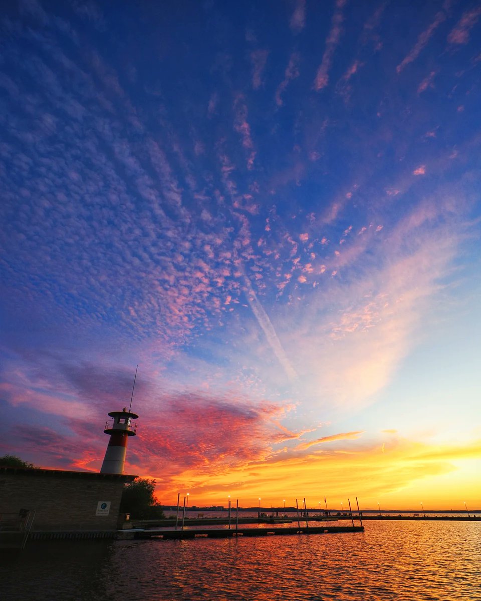 trevkeller's tweet image. Looking out on a beautiful Thursday night sunset on Lake Mendota. Madison, WI. #wiwx #StormHour @spann