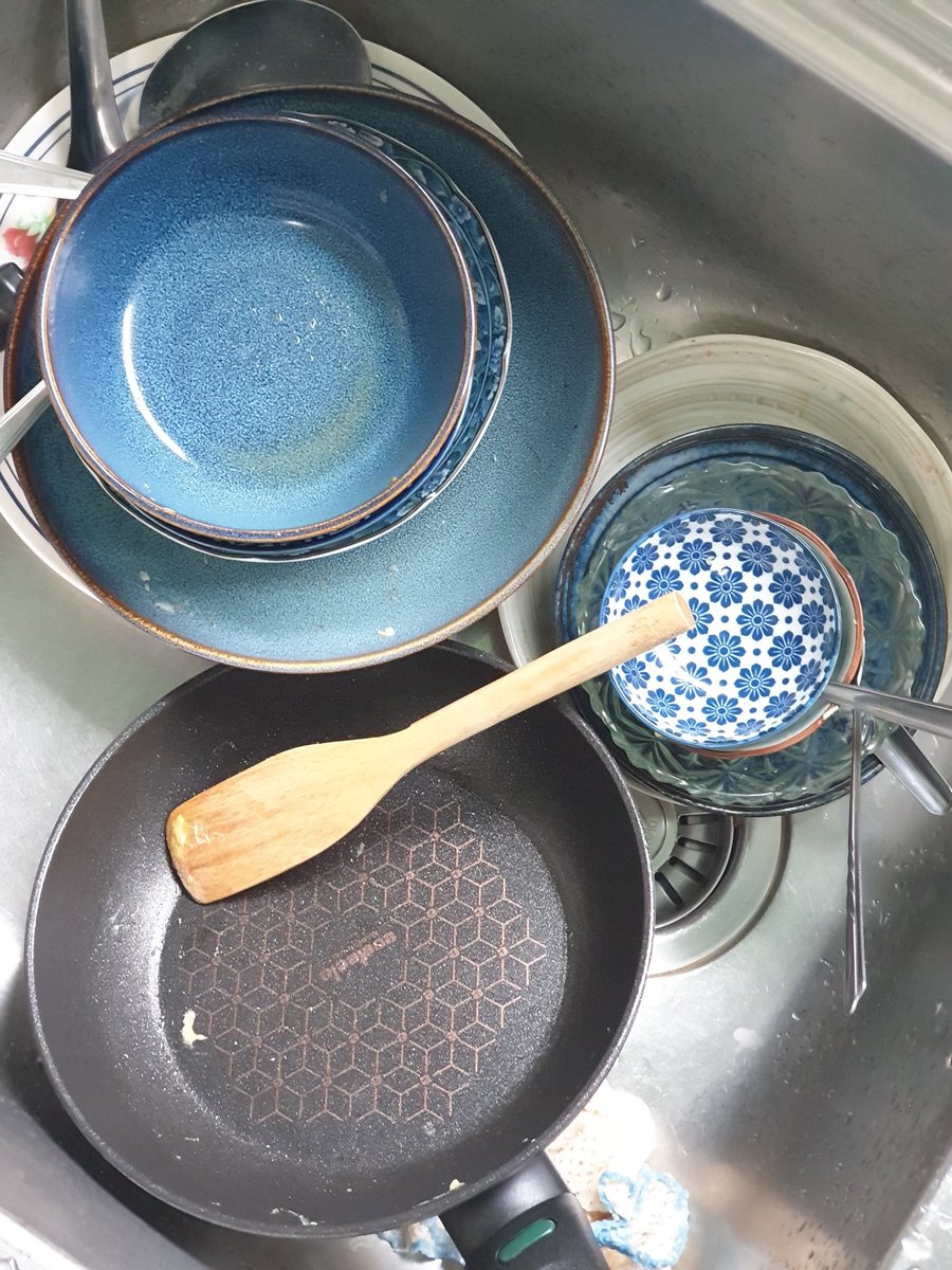KwansriR's tweet image. ข้อดีของการทำอาหารกินเองอีกอย่างคือเราได้ออกกำลังกายไปด้วยเมื่อกินเสร็จแล้วต้องเก็บล้าง เช็ดถู ทำให้ช่วยลดน้ำตาลและไขมันลงไปได้ด้วยนะ😊