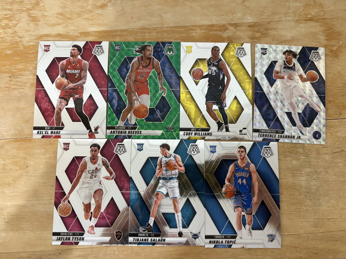 JFVV0912's tweet image. Today I got a blaster of Mosaic. Here are the pulls.
Pic 1 Rookies
Pic 2 Peyton 34/299, Wemby and Bulls (pc)
Pic 3 other pulls
#TBBCrew #nba #TradingCards