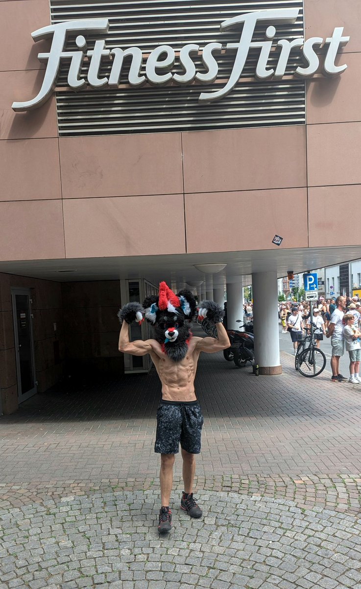 A couple of pics taken at last Saturday's CSD in Frankfurt!

#shredded #abs