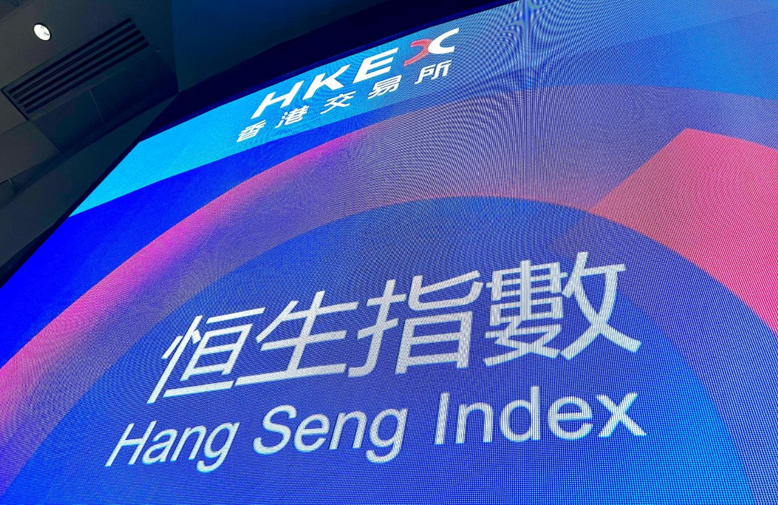 港股連升5日後回軟，恒指最多跌逾280點，一度失守 25,400 點，收報25,428點，下跌約238點（0.93%）。科指跌1.5%至5,655點。內地「內卷」治理出招，拖累平台股，阿里、京東、美團跌逾2%；金融股偏軟，港交所跌逾2%，內房、醫藥股造好。
#HongKong #FinanceNews  #Tech #平台股 #內卷 #快訊 #Trending