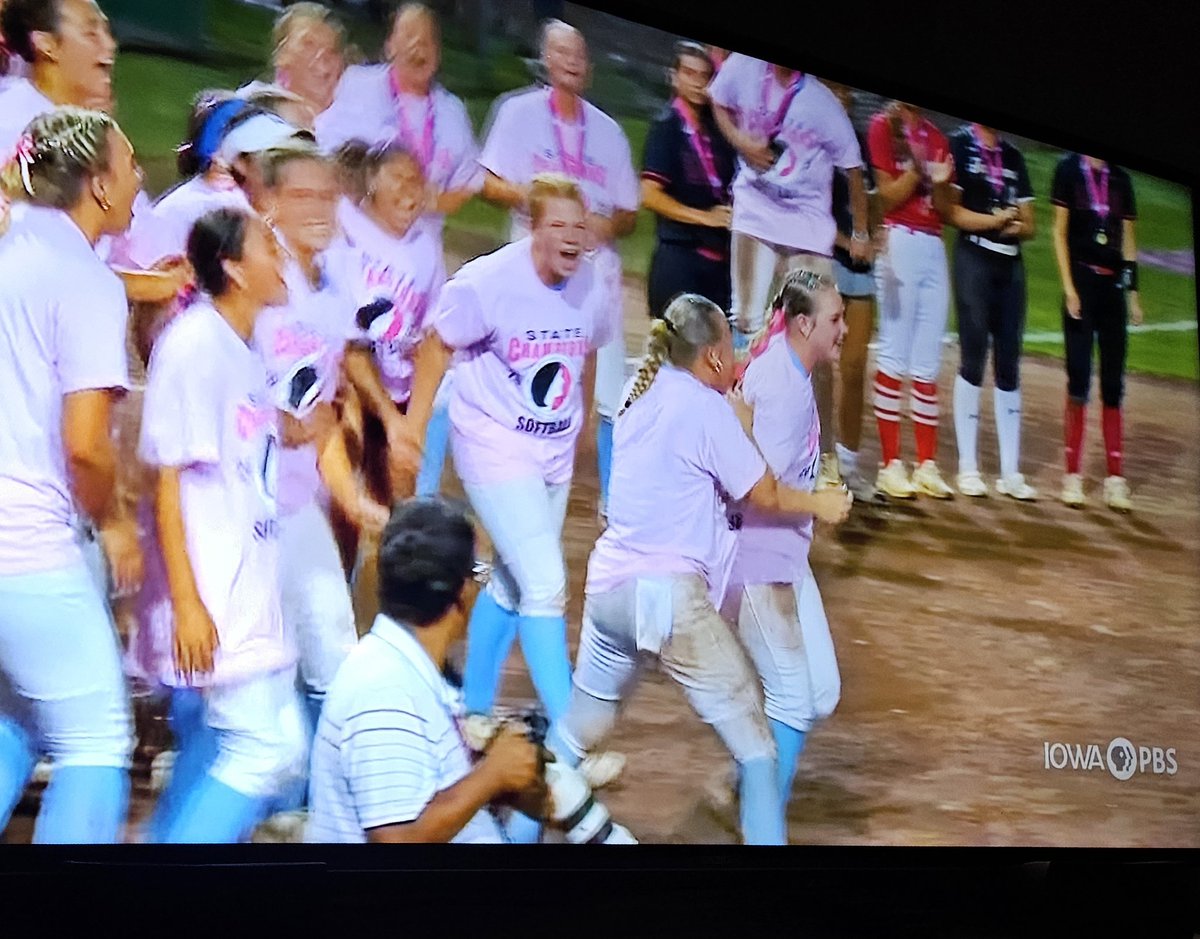 BTFastpitch's tweet image. Yippee! Congrats, @SophiaSchlader!
I loved getting to watch you & your @waukeenwsb team all week! Enjoy celebrating your STATE CHAMPIONSHIP together! Very few people know how hard you've worked for so many years to be ready for this moment... π
I'm so proud of you! π₯π€π₯³π