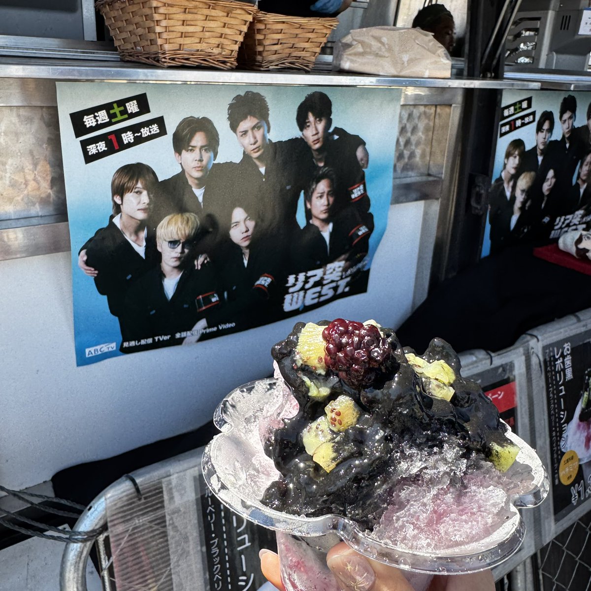 yu_st__'s tweet photo. 全身白で行ったからスリルあったけど、お歯黒レボリューション美味しかった🖤
 #リア突海の家 #リア突お歯黒革命 https://t.co/CPDPmpTelb