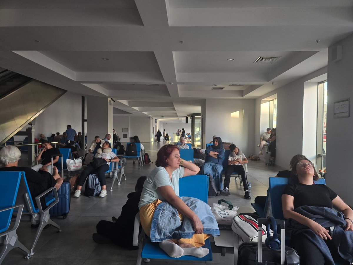 daphne79's tweet photo. @SunExpress @GundemiAntep27 @AntepBildirim 
@SunExpress yine ne aynı.3.40 gaziantep frankfurt uçağına alınan yolcular 5.10 da uçaktan tahliye edildi arıza nedeniyle ve hava alanı bu şekilde.insanlar rezil. https://t.co/hamFXjzHL1