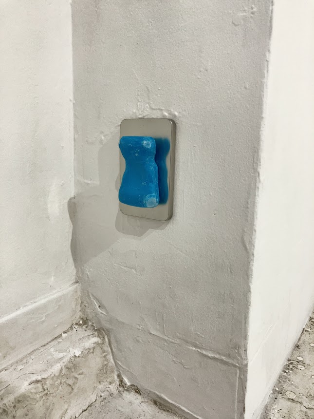 forimalist's tweet image. 飯島暉子「微熱」藍画廊。8/2迄。
雨季のインドネシア・ジョッグジャカルタに滞在したことで生まれた作品。おそらく作家が使ったことですり減った石鹸と思われる。
ところでこの画廊が入っている渋ビル奥野ビル、各階に画廊が入っているギャラリーコンプレックスになっている。igallery.sakura.ne.jp/aiga972/aiga97…