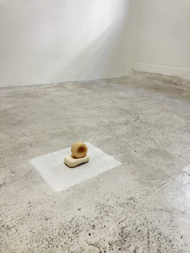 forimalist's tweet image. 飯島暉子「微熱」藍画廊。8/2迄。
雨季のインドネシア・ジョッグジャカルタに滞在したことで生まれた作品。おそらく作家が使ったことですり減った石鹸と思われる。
ところでこの画廊が入っている渋ビル奥野ビル、各階に画廊が入っているギャラリーコンプレックスになっている。igallery.sakura.ne.jp/aiga972/aiga97…