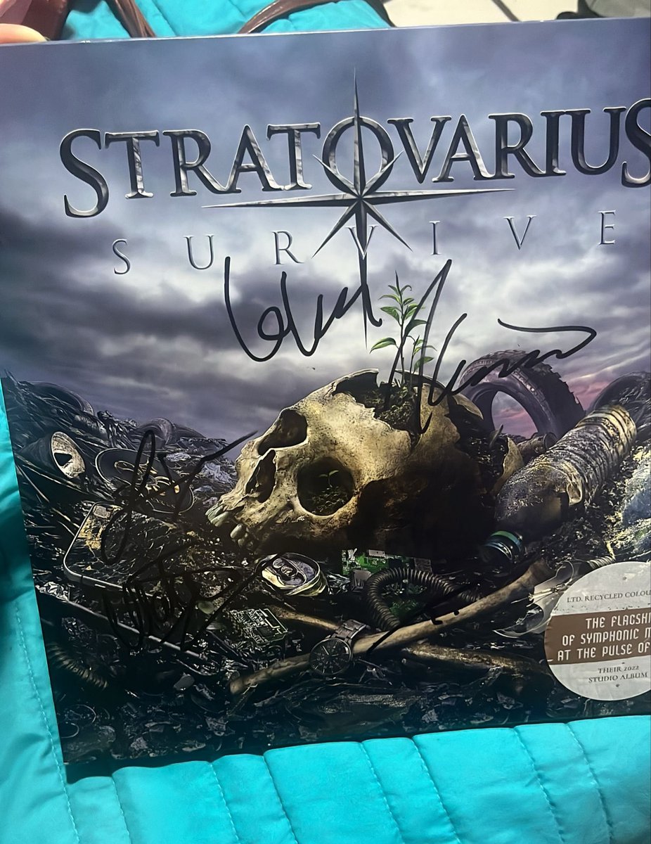 Hei, suomifans! Tenemos a la venta UN (1) vinil de #Stratovarius ✨autografiado✨ directamente desde Finlandia. Es el álbum Survive, en $1500 MXN.

Si te interesa, mándanos mensaje para coordinar pago y entrega 🤘☺️