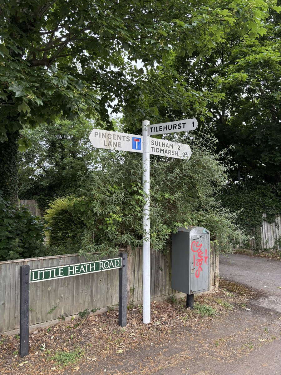 OurScapes's tweet photo. Have the best  #fingerpostfriday everyone 🚏🪧

This #fingerpost is in Reading, at the edge of town, just before the forested area which leads to Wilder’s folly. 

#reading 
#fingerpostfri 
#fingerpost
#berkshire https://t.co/lG78NauYSP