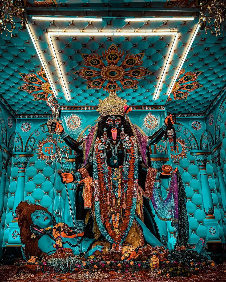 माँ काली माया पर नृत्य करती हैं, उनकी हंसी शून्य में गूंजती है।
भक्तों को देती हैं शरण, और अधर्म का करती हैं संहार।
 
🔱जय माँ काली!🔱 🚩🕉️