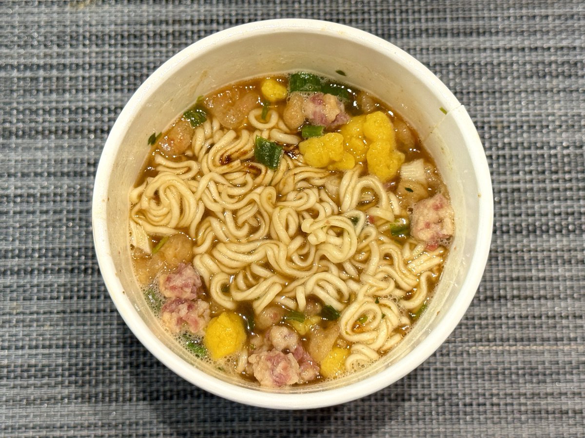 aochins8's tweet image. 日清製造。たこ焼きも大阪風ってことなのか、いわゆるソースラーメンかと思ったらだし感強めですごくうまい!香りは完全にたこ焼き。細麺もプリッとしていい感じ。魚介練り物はタコじゃなくてイカを使ってるの笑った!148円!
#カップの麺ぜんぶ食う
大阪の味 たこ焼き味ヌードル/トップバリュ
