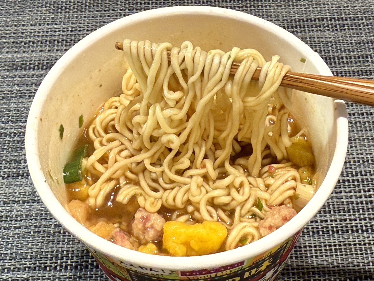 aochins8's tweet image. 日清製造。たこ焼きも大阪風ってことなのか、いわゆるソースラーメンかと思ったらだし感強めですごくうまい!香りは完全にたこ焼き。細麺もプリッとしていい感じ。魚介練り物はタコじゃなくてイカを使ってるの笑った!148円!
#カップの麺ぜんぶ食う
大阪の味 たこ焼き味ヌードル/トップバリュ