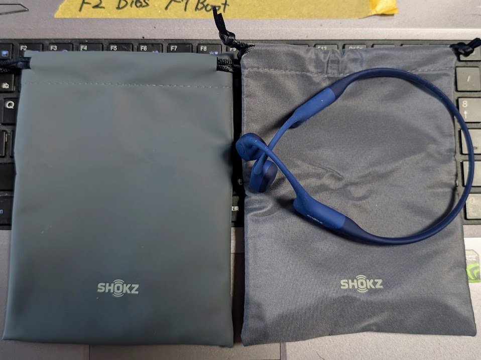 M0T07144's tweet image. #Shokz 
#OpenRun ブルー SKZ-EP-000005

巾着が残っていたから比べてみたら、
触った感じ材質が違うっぽい。

←チャイナ製(2024年1月)　ゴムっぽい
→ベトナム製(今回)　サラサラしてる